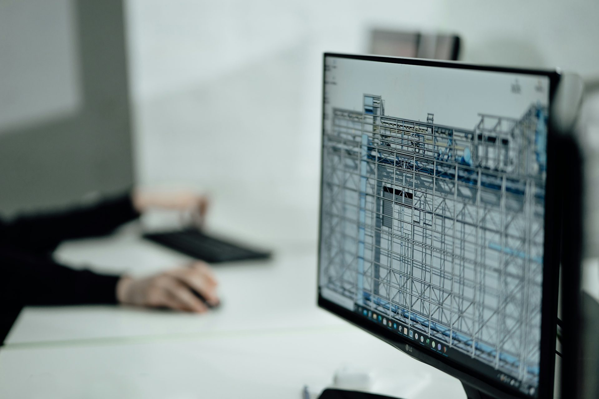 Person arbeitet an einem Computer mit einem technischen Diagramm auf dem Bildschirm.